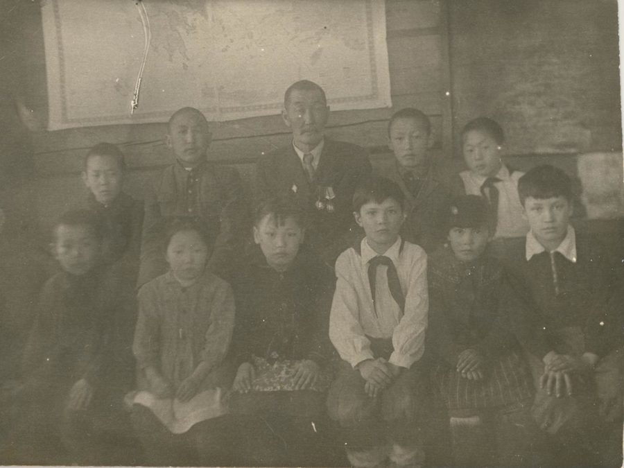 Дмитриев А.В. с учениками, Октемская школа, конец 1950 гг.